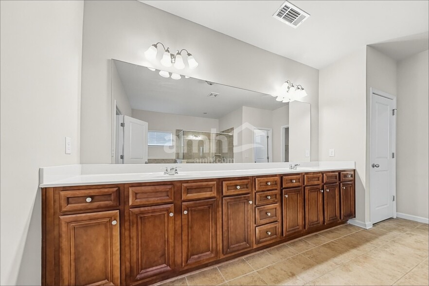 Building Photo - 307 Victoria Heights Dr
