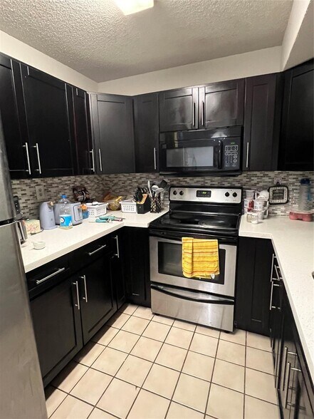 Primary Photo - 250 Palm Cir W
