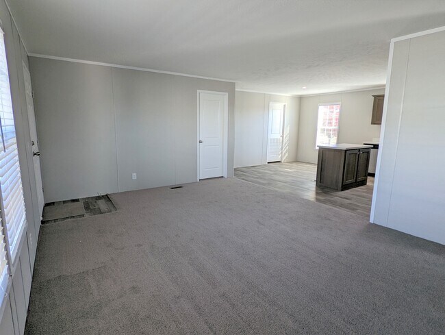 Building Photo - 586 Delaware