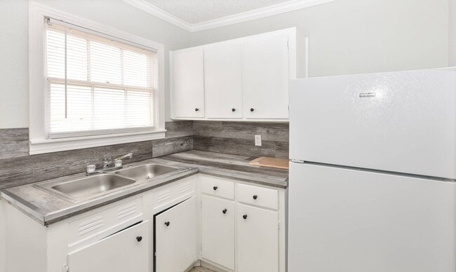 Building Photo - 903 W Kern Rd