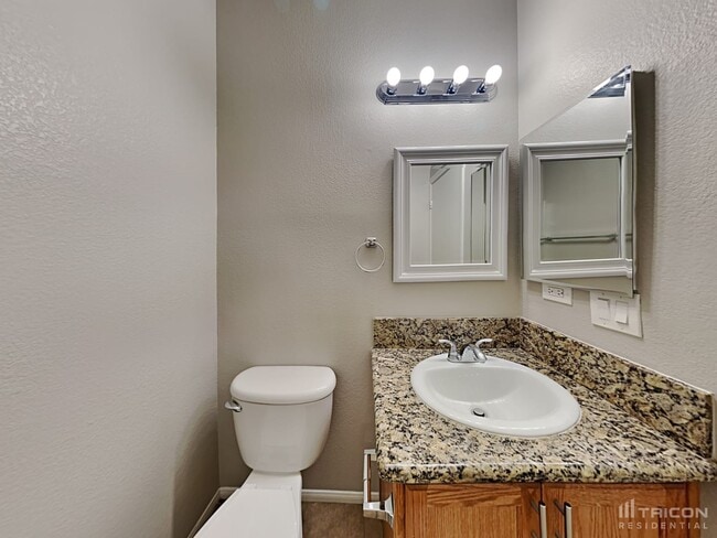 Building Photo - 2660 Sunrise Bluff Dr