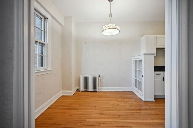 Building Photo - Beautiful, Lighted Filled Studio in Kalorama Heights!
