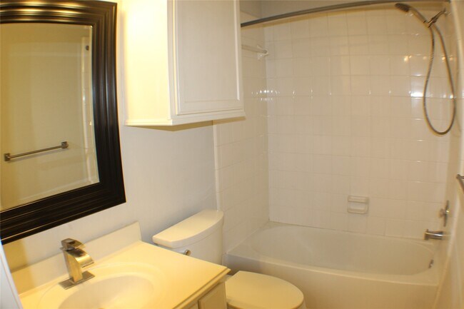 Building Photo - 642 Avery Dr