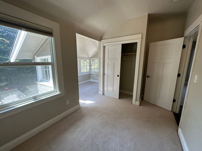 Building Photo - Beautifully Renovated 5 Bedroom Midtown Home