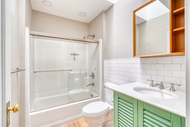 Building Photo - Charming remodeled craftsman blocks away f...