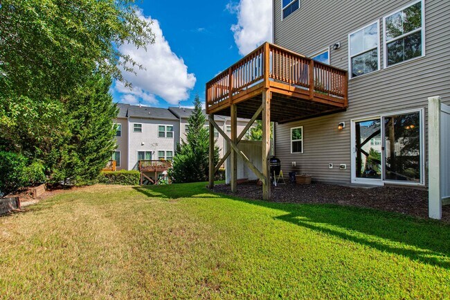 Building Photo - Beautifully Maintained 4BR/3.5BA End-Unit Townhome in Twin Lakes