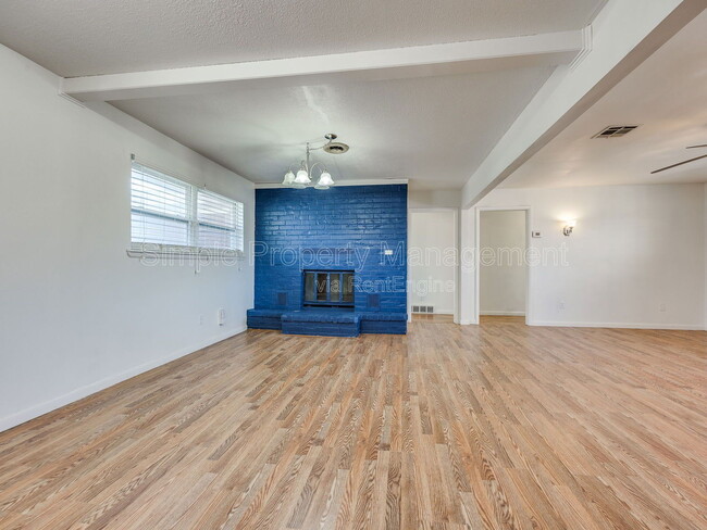 Building Photo - 611 Garth Brooks Blvd