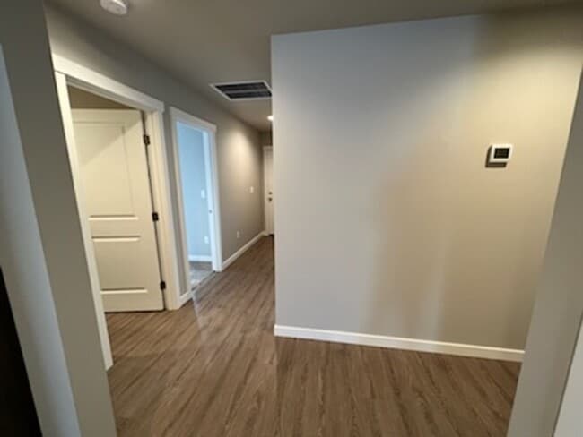 Building Photo - 1098 S New Oak Ln