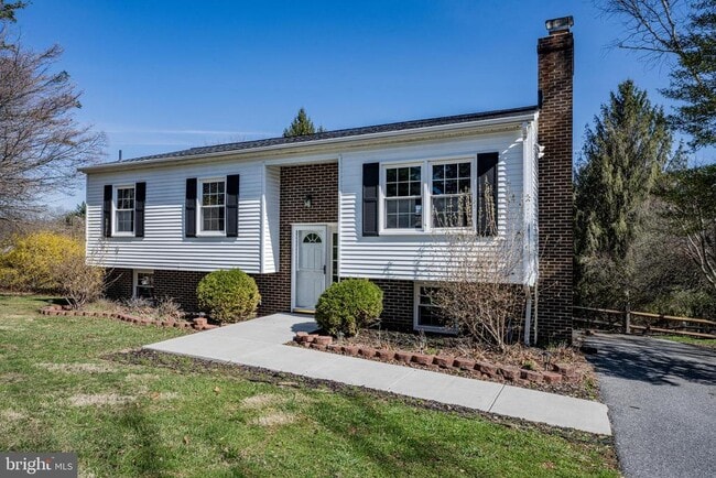 Building Photo - 2402 Raintree Ave