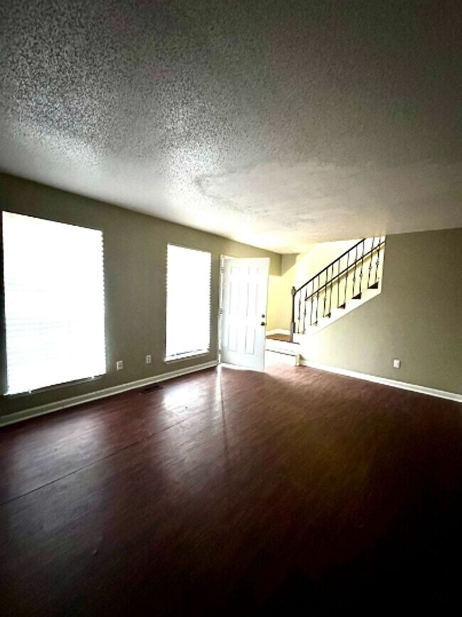 Building Photo - Charming Duplex for Rent- Spacious and Convenient Living!