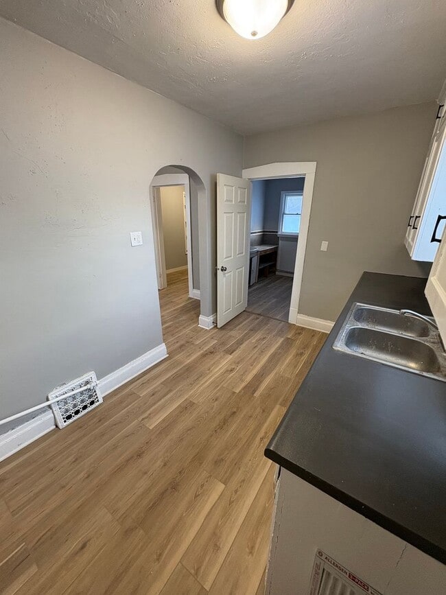 Building Photo - Two bedroom/ Two bath house