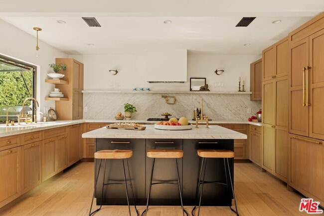 Building Photo - 11476 La Maida St