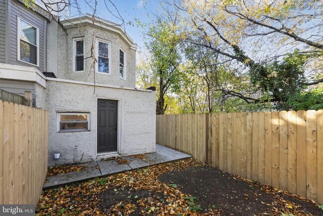 Building Photo - 2239 W Oxford St