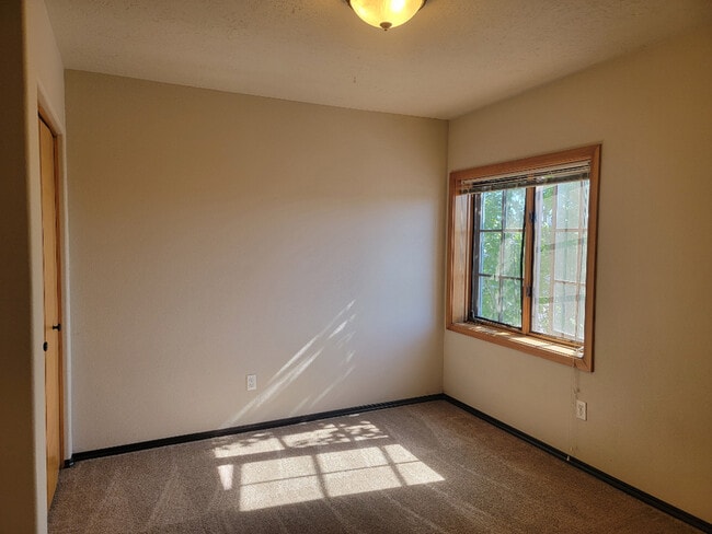 Building Photo - 502 SW Evergreen Ave