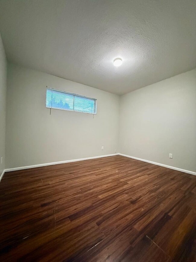 Building Photo - 825 E 5th St