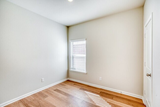 Building Photo - 421 Mustang Trot Dr