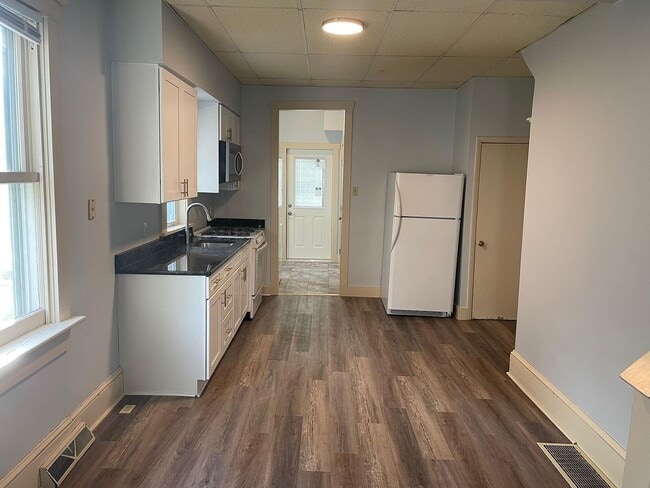 Building Photo - 146 E Main St