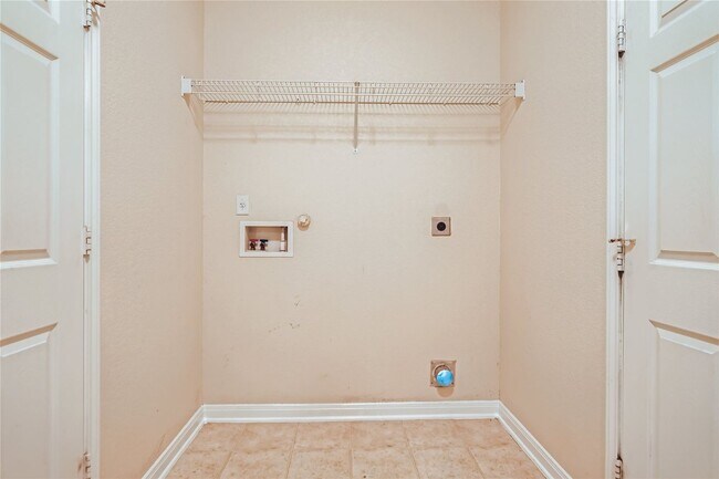 Building Photo - Over 3300 Square Feet