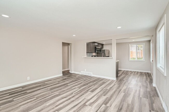 Building Photo - 3 Bd / 2 Ba Seattle Home