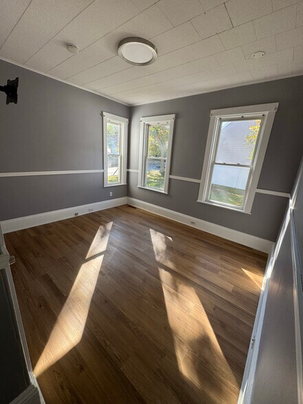 Building Photo - 1104 Pleasant St