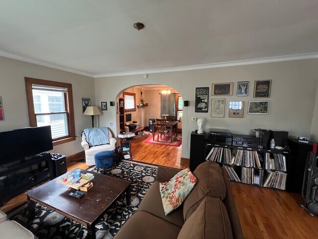 Building Photo - 1300 W Barnes Ave