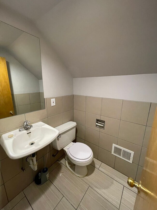 Building Photo - Florence/Minne Lusa 4 bed 2 bath house 160...