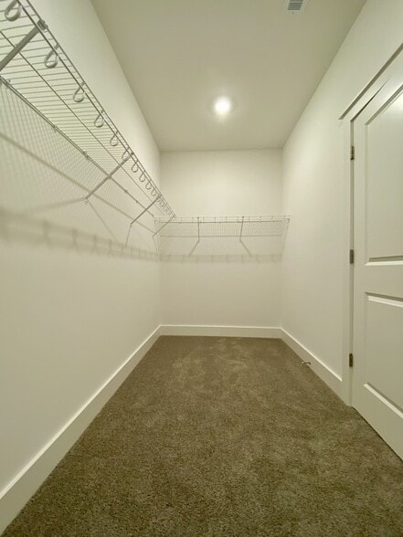 Building Photo - 647 Conifer Dr