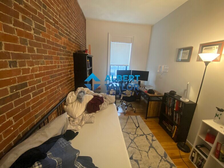 Building Photo - 24 Isabella St