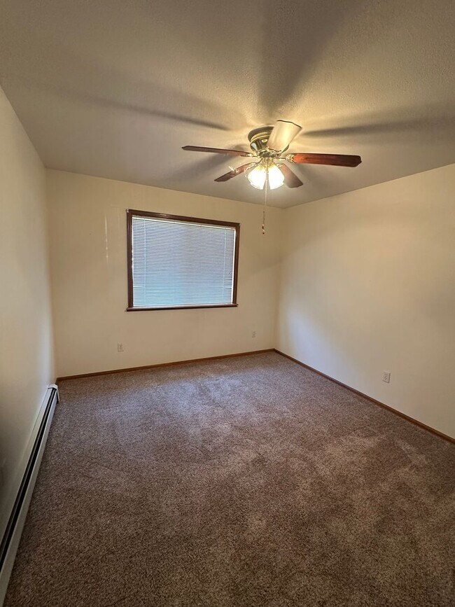 Building Photo - Spacious 2 Bed, 2 Bath Townhome