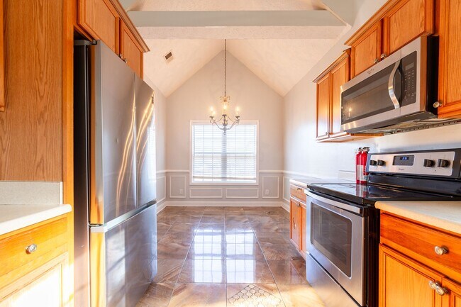Building Photo - Spacious 5 Bedroom, 3 Bathroom Home in Cov...