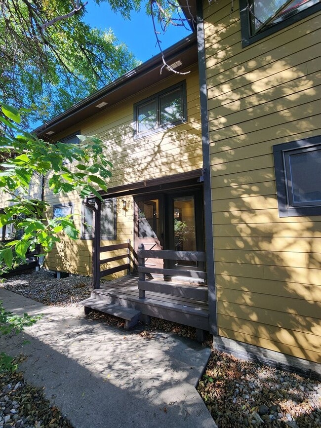 Building Photo - 4 Bedroom 3 Bath Condo close to campus