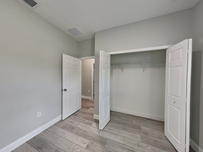 Building Photo - 2555 W Royal Palm Dr