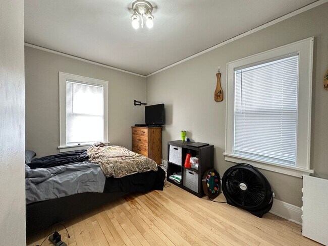 Building Photo - AVAILABLE NOW - 4 Bed, 2 Bath Chester Park...
