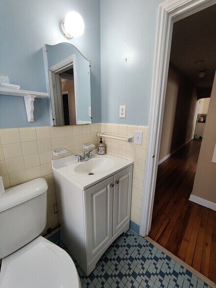 Main floor bath - 4733 France Ave S