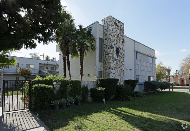 Building Photo - Royal Crest