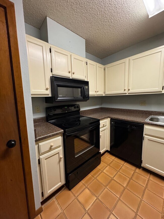 Building Photo - Spacious 2 Bed / 2 Bath Condo in Greenbria...