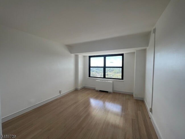 Building Photo - 285 Aycrigg Ave