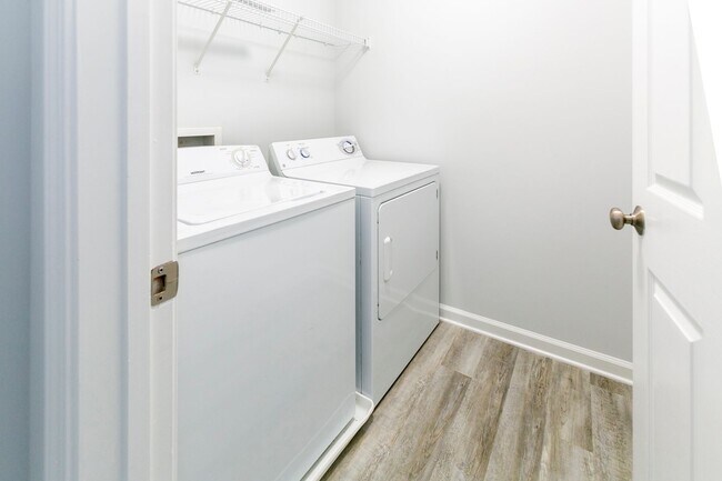 Building Photo - Peaceful 3-Bed, 2-Bath End Unit Townhome in Powell Place