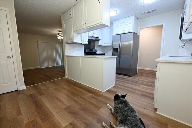 Building Photo - 9715 Oak Hollow Dr