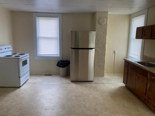 Building Photo - 108 Riverview St