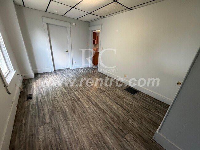 Building Photo - 1112-B Gilbert-