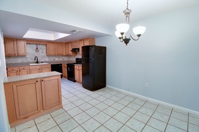 Building Photo - 1455 Oak Pl