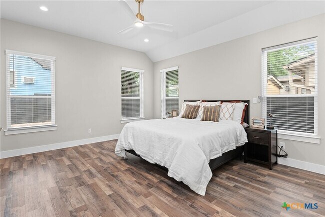 Building Photo - 2204 Magnolia Dr