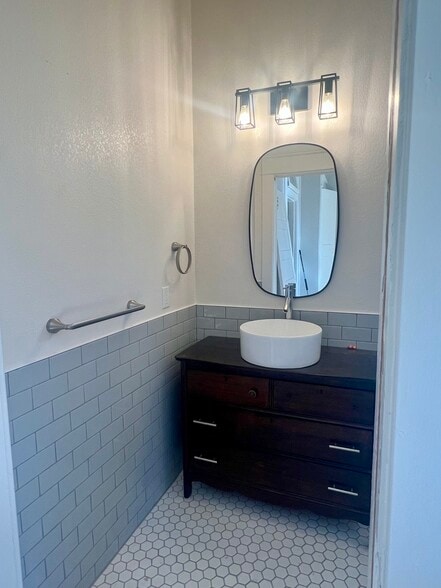 Downstairs full bathroom - 2115 Johnson St