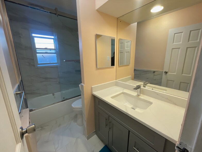 Building Photo - 72 Paerdegat 2nd St