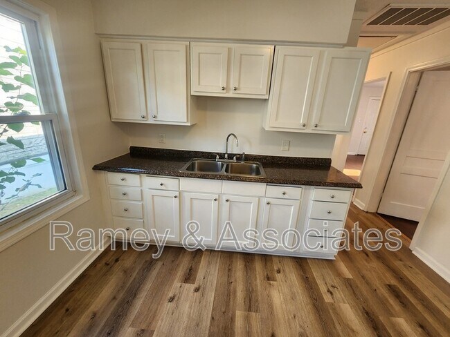 Building Photo - 2112 Ratcliffe Ave