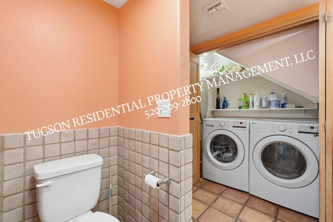 Building Photo - 2824 E Sierra Vista Rd