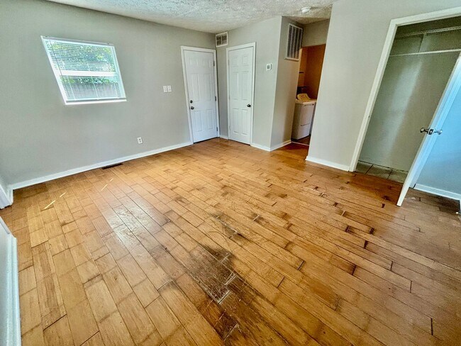 Building Photo - Beautiful Home In Kenwick with Potential 4th Bedroom!