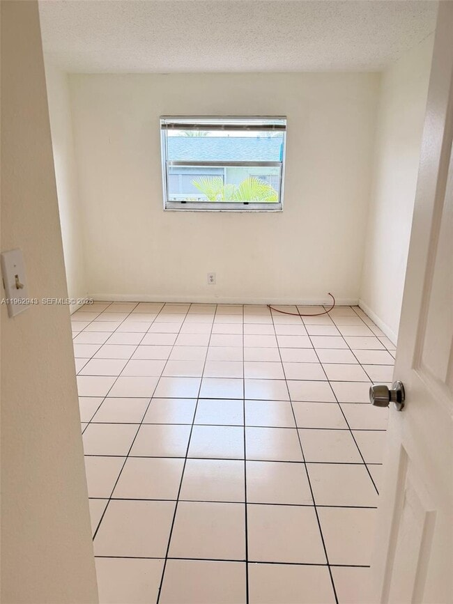 Building Photo - 241 SE 9th Ave