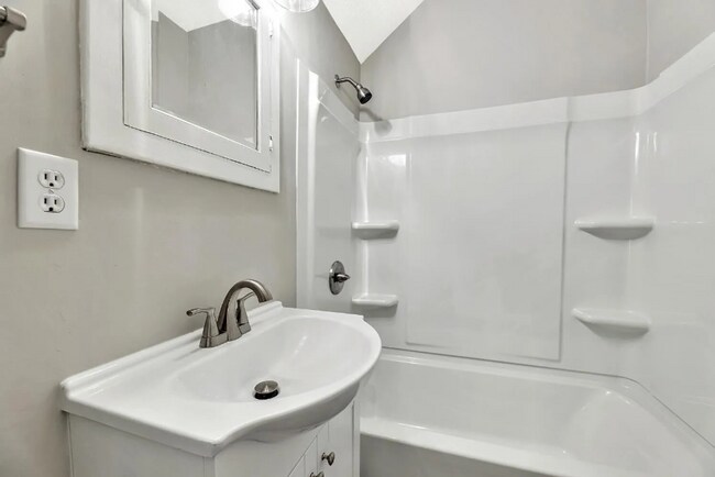 Building Photo - Cute 2 bedroom house near in a great neighborhood, close to shopping, restaurants, and easy highw...